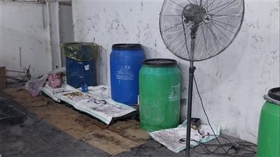 يستخدم خامات منتهية الصلاحية، ضبط مصنع غير مرخص لإنتاج البسكويت بكفر شكر 