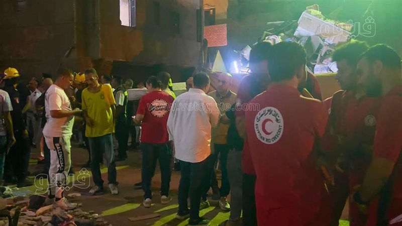 البحث عن ناجين بعقار