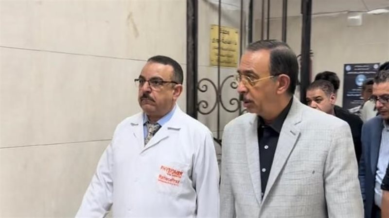 محافظ سوهاج مع الطفل