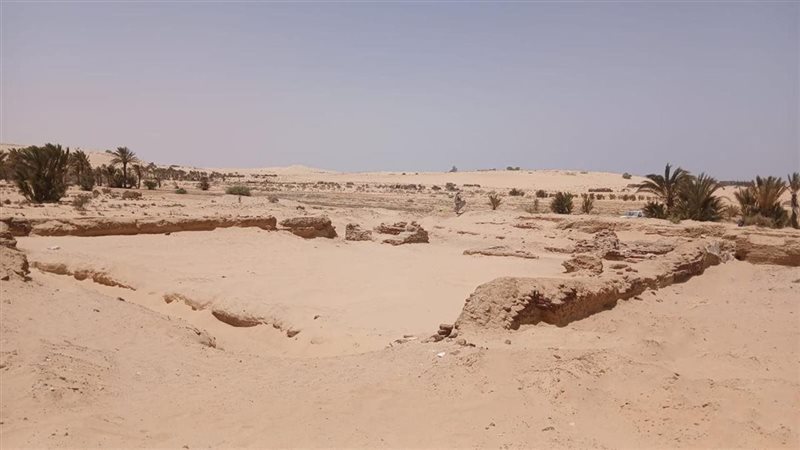 الكشف عن بقايا مبنى