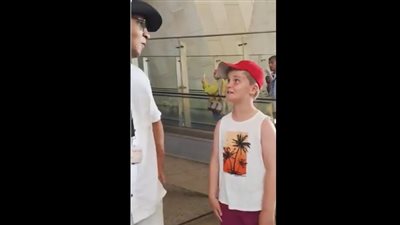 موقف طريف بالمتحف المصري، طفل إنجليزي يحول محمد صلاح لأعظم ملوك مصر بدلا من رمسيس (فيديو)  