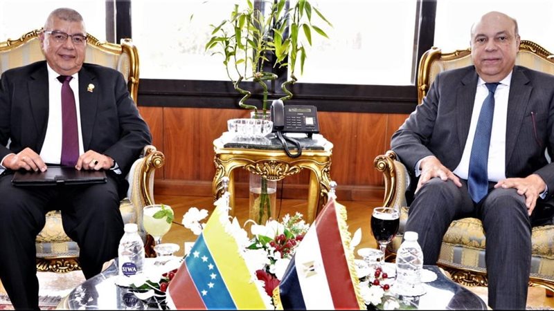 وزير الطيران يبحث