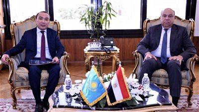 وزير الطيران يبحث مع سفير كازاخستان تعزيز الربط الجوي وتنشيط الحركة السياحية بين البلدين 