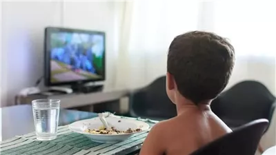مخاطر ترك الطفل أمام التلفاز أثناء تناول الطعام 