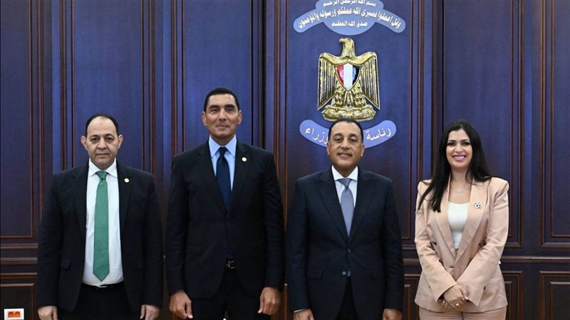 رئيس الوزراء يشهد