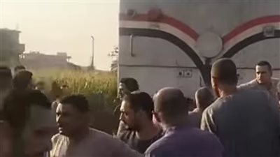 قطار يصطدم بسيارة زفة، العروس بالفستان الأبيض على شريط السكة والعريس مغمى عليه (صور)