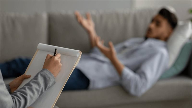 حكم التحدث مع المعالج