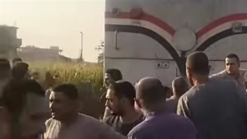 قطار يصطدم بسيارة