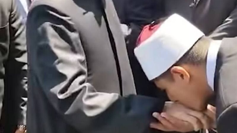 حكم تقبيل يد العلماء،