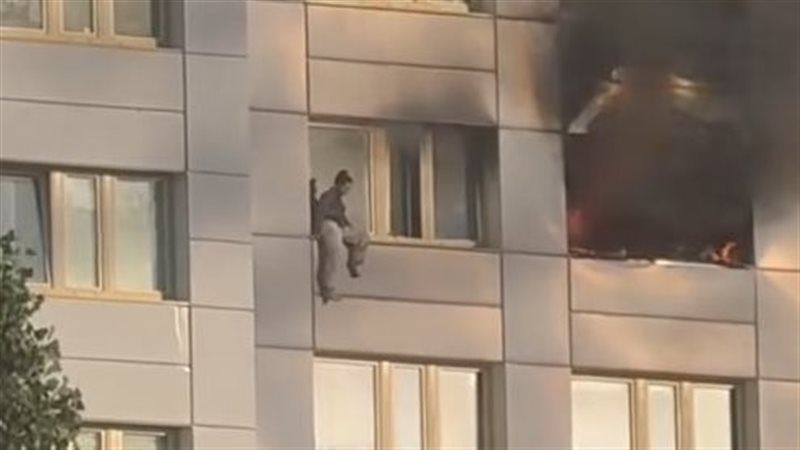 سيدة تقفز من الطابق