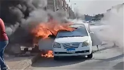تفحم سيارة ملاكي التهمتها النيران بمحور جمال عبدالناصر (صور)