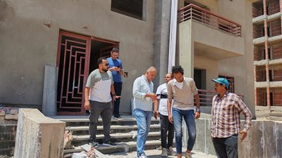 مسؤولو الإسكان يتفقدون تنفيذ شقق ديارنا في بدر 