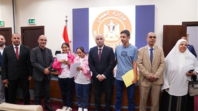 أسعد أيام حياتي، وزير العمل يُسلّم عقودا جديدة لذوي الهمم في 3 شركات (صور)