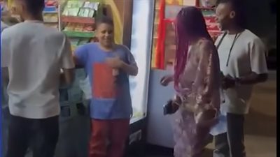 قابلت عبقريا في مصر، انبهار مؤثر أمريكي من طفل مصري يتحدث 15 لغة (فيديو)