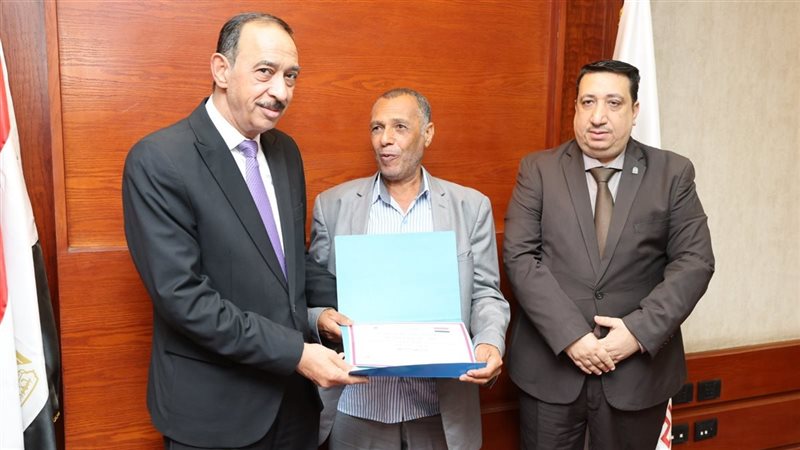محافظ سوهاج يكرّم