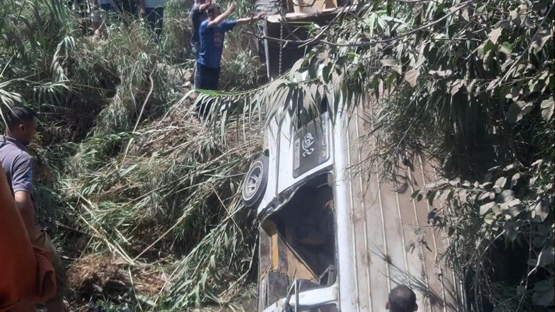 سقوط سيارة في ترعه