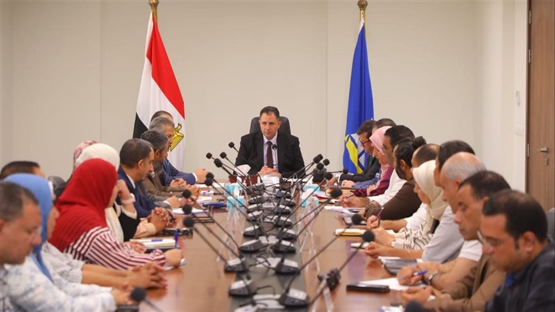 محافظ دمياط يناقش