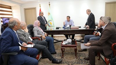 علاء فاروق يبحث مع نواب البرلمان طلبات المواطنين ومشكلات المزارعين (صور)