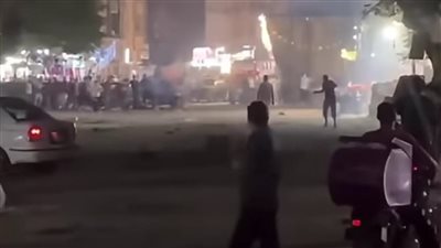 قفلوا الشارع، مشاجرة بالأسلحة البيضاء أمام مستشفى الصدر بالعمرانية، والأهالي يغلقون منازلهم ومحالهم (فيديو)