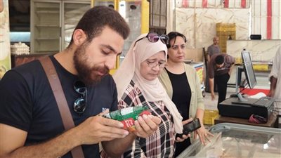 تشميع معمل مخللات وضبط دواجن منتهية الصلاحية في حملة مفاجئة بأسوان (صور)