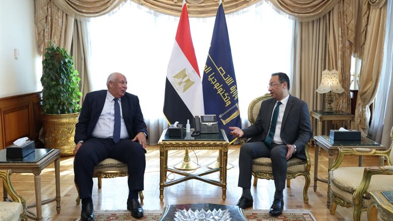 وزير الاتصالات خلال