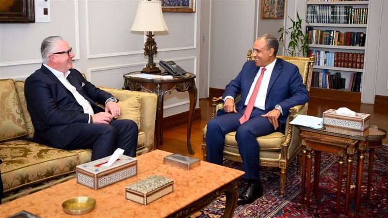 وزير الخارجية مع