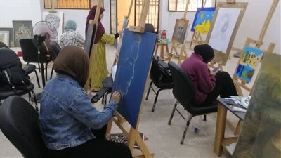 وسط مشاركة واسعة، مجمع 15 مايو للفنون يواصل رحلته بفعاليات عن الرسم والخزف