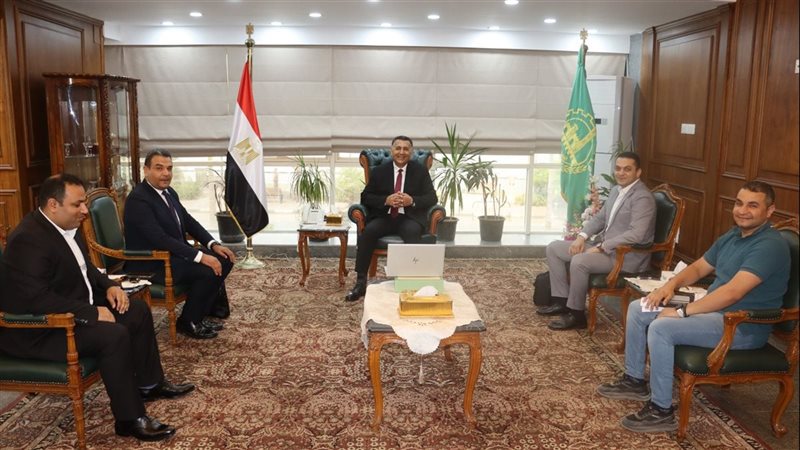 محافظ القليوبية مع