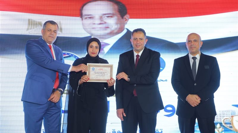 محافظ دمياط يُكرم