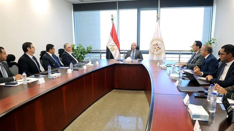 وزير الاستثمار يبحث