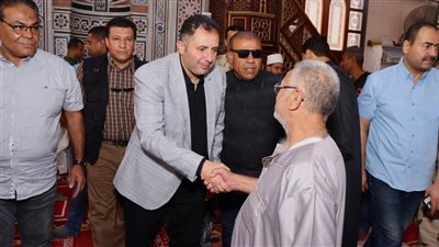 عقب أدائه صلاة الجمعة، محافظ دمياط يستمع لشكاوى الأهالي ويبحث حلها 