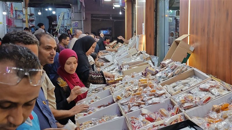 الكيلو بـ 120 جنيها، زحام على شراء حلوى المولد النبوي قرب المسجد الأحمدي بطنطا (فيديو) 