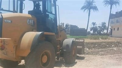 إزالة ملعب مخالف خارج الحيز العمراني بمدخل مدينة قوص بقنا