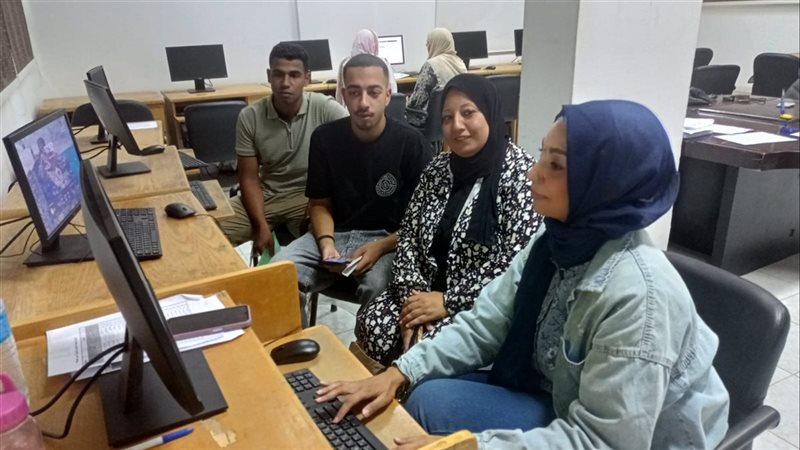 جانب من العمل بمكتب