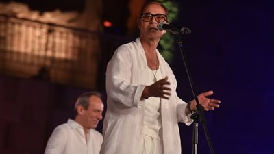 الجمهور كله غنى معاه، مدحت صالح يوثق حفله بالقلعة ويهدي 