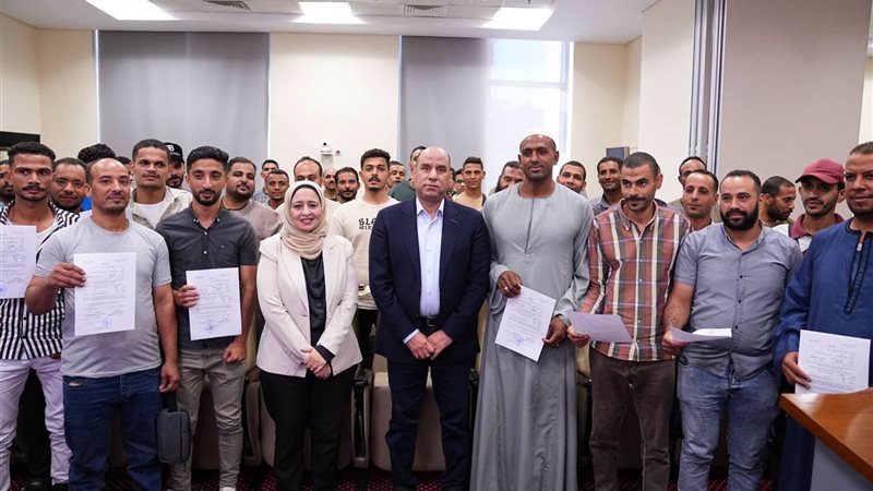 وزير العمل وسط الشباب
