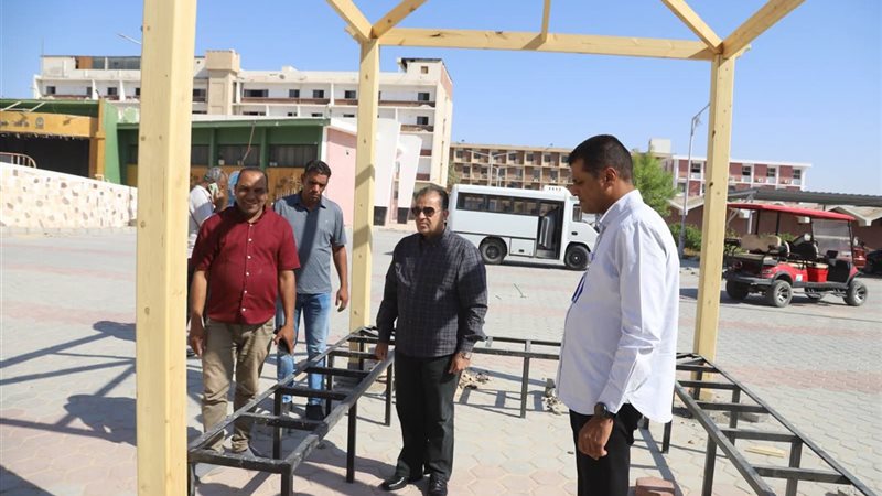 رئيس جامعة قنا يتابع
