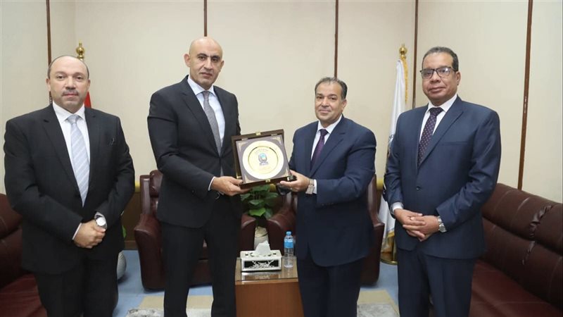 رئيس جامعة قنا يستقبل