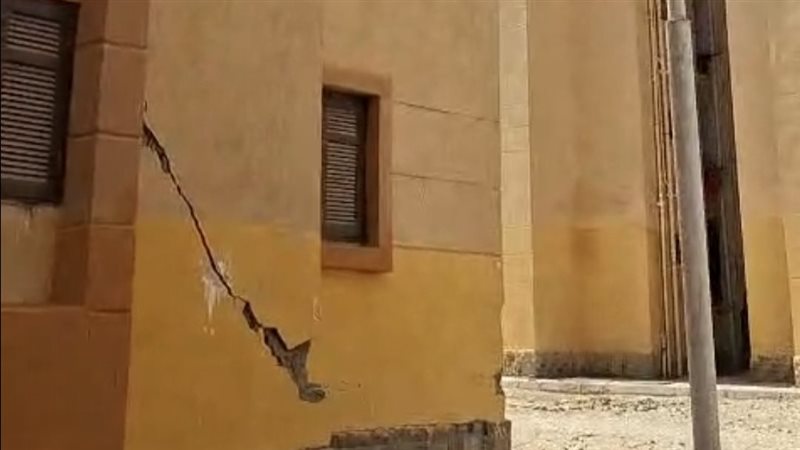 ظهور شروخ وتصدعات