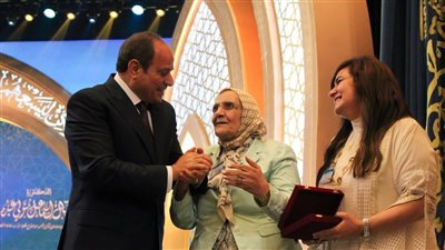 فرحة وأحضان بين الرئيس السيسي وآمال الحاصلة على الدكتوراه في الـ 83 من عمرها