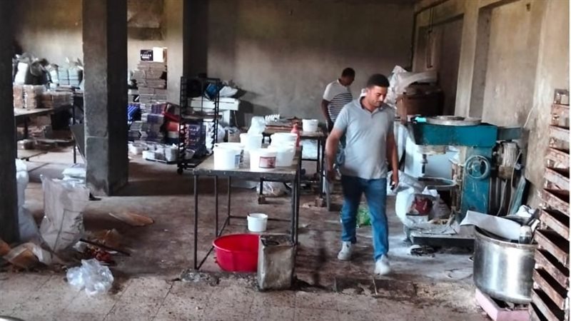 ضبط مصنع حلوى يعمل