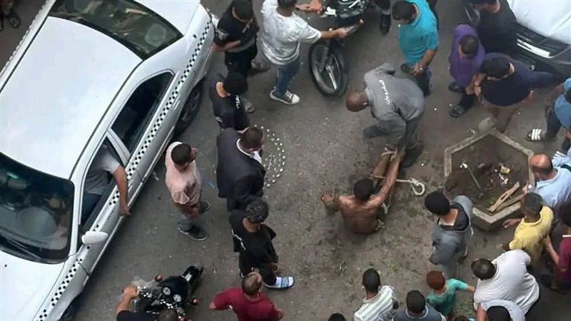تقييد شاب امام إحدي