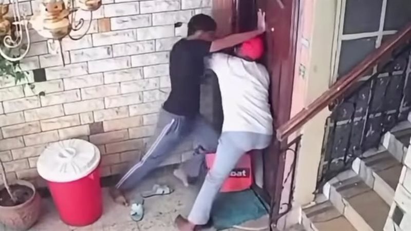 عاملا دليفري يقتحمان