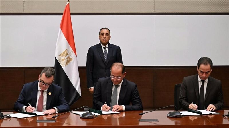 جانب من توقيع اتفاقية