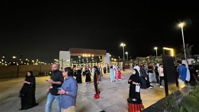 بدء توافد الجمهور إلي مسرح طلال مداح استعدادا لحفل تامر عاشور (فيديو)