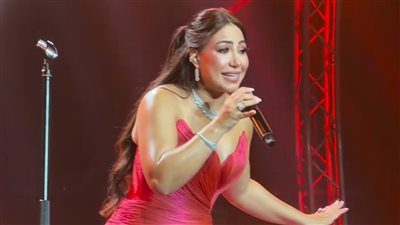 تفاعل واسع لجمهور أبوظبي مع بوسي خلال حفلها بالإمارات (فيديو)