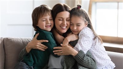  كيف تصنع الأم بيتًا يشعر فيه الأبناء بالأمان النفسي؟ خبيرة تربوية تجيب
