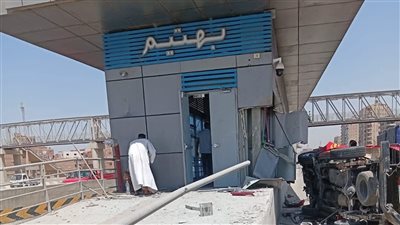 بسبب انشغال السائق.. سيارة تقتحم مسار الأتوبيس الترددي وتصطدم بمحطة بهتيم