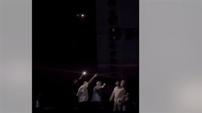 خرج على ضوء كشافات الهواتف، انقطاع الكهرباء ينهي حفلة مروان خوري في دمشق (فيديو)  