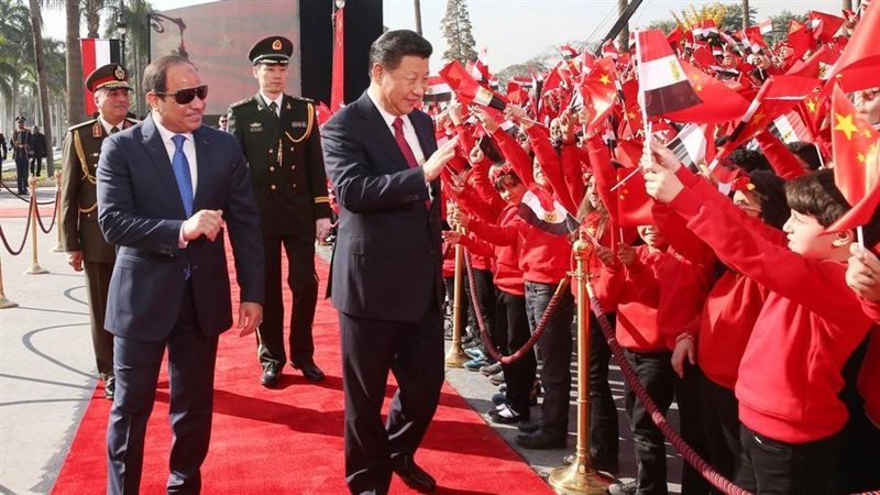 الرئيس السيسي مصطحبا